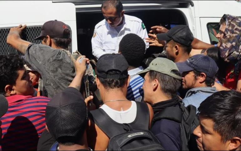 Hallan a más de 100 menores migrantes abandonados en carretera de Veracruz