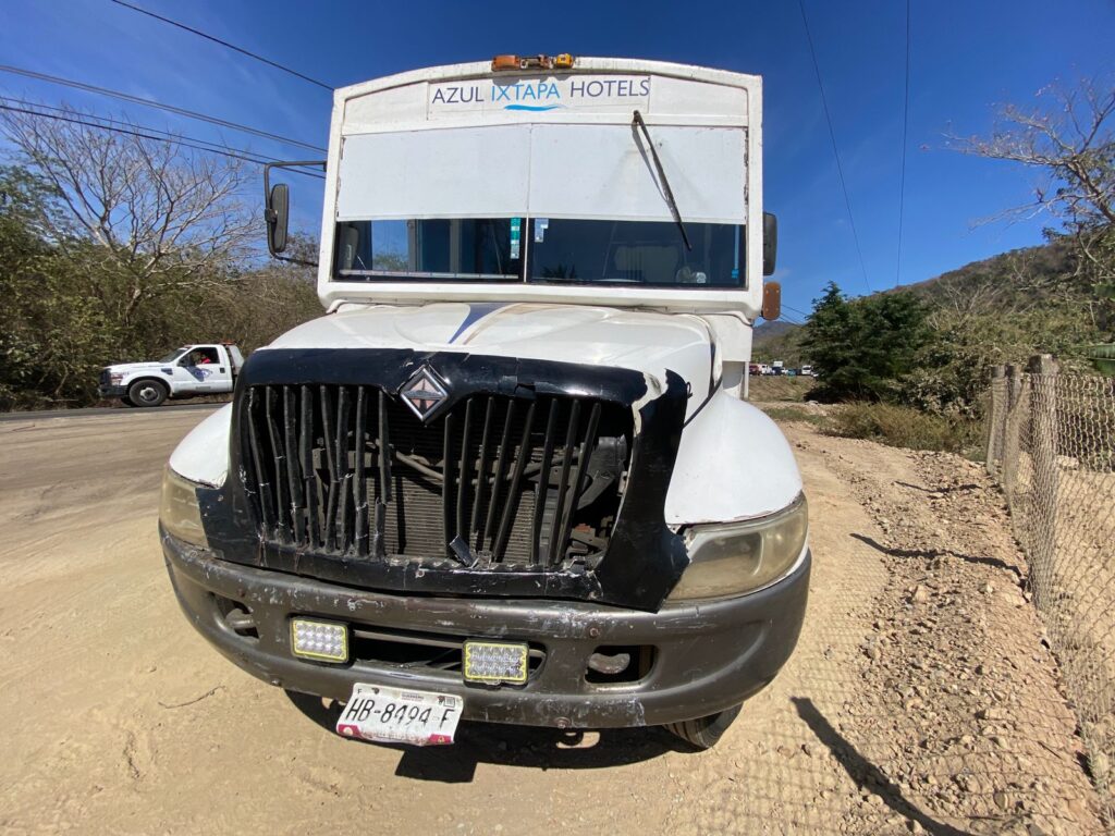 Microbús del Hotel Azul Ixtapa chocó por alcance contra un auto en El Posquelite