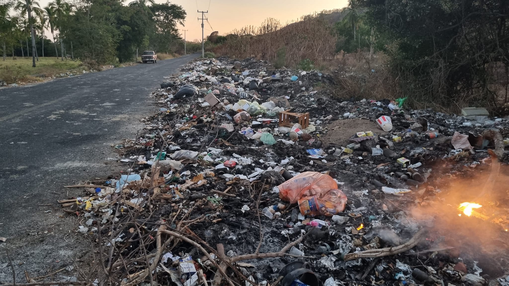 Un basurero da la bienvenida a turistas en Boca Chica