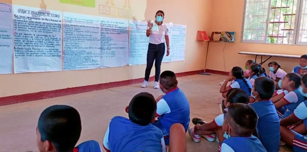 Personal de prevención del delito lleva a cabo pláticas en escuela primaria del municipio de San Luis Acatlán