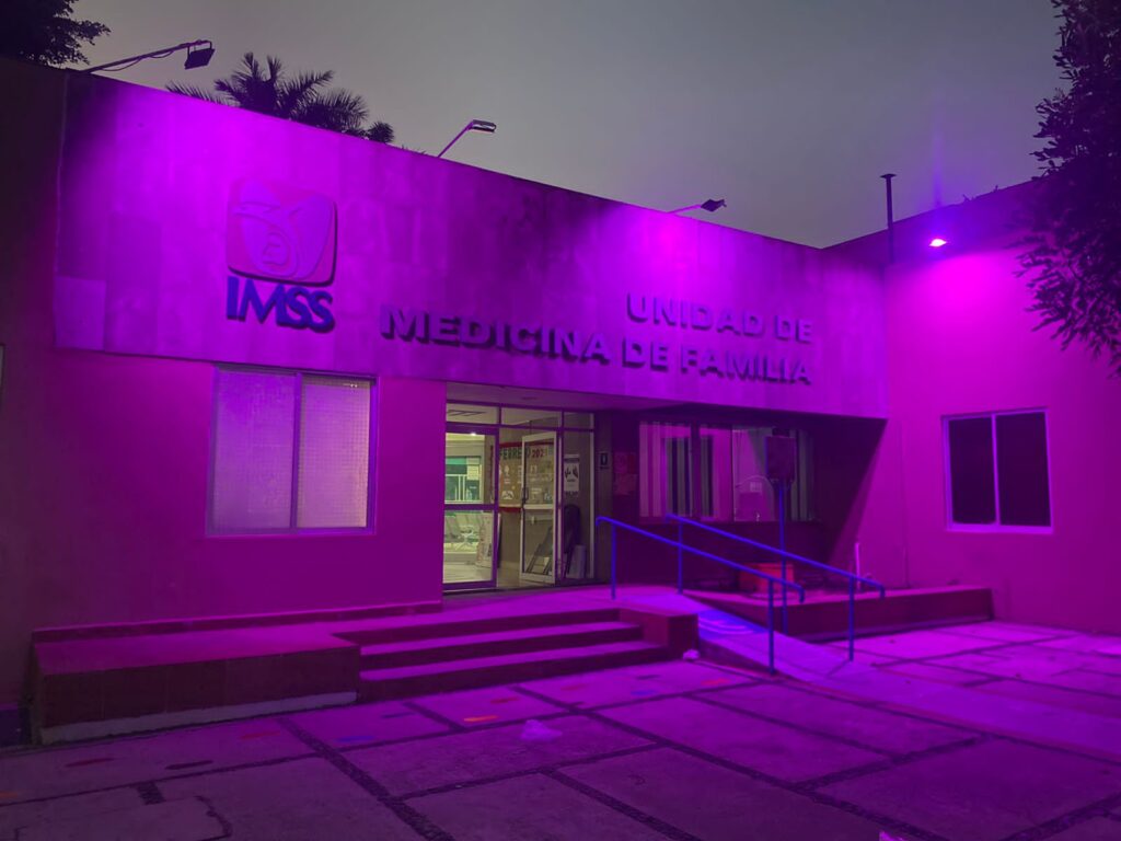 Se ilumina edificio del IMSS Guerrero de morado por conmemoración del Día de la Mujer