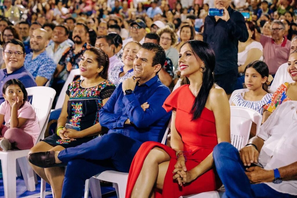 Presidente Jorge Sánchez Allec y su esposa Lizette Tapia coronan a Reina del Carnaval 2023