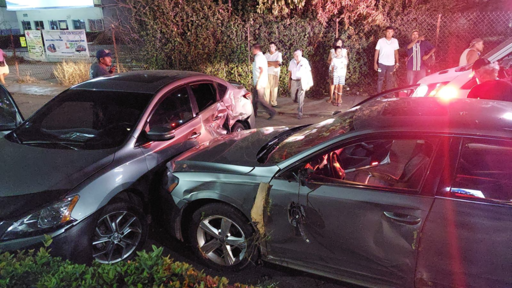 Auto vuela y se estrella contra otro automóvil en Paseo de Zihuatanejo