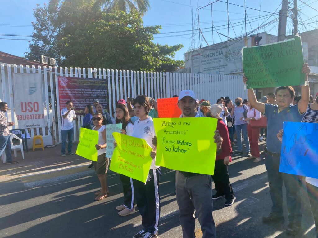 Demandan adeudos salariales desde el 2017 para maestros de la secundaria 106 del Coacoyul
