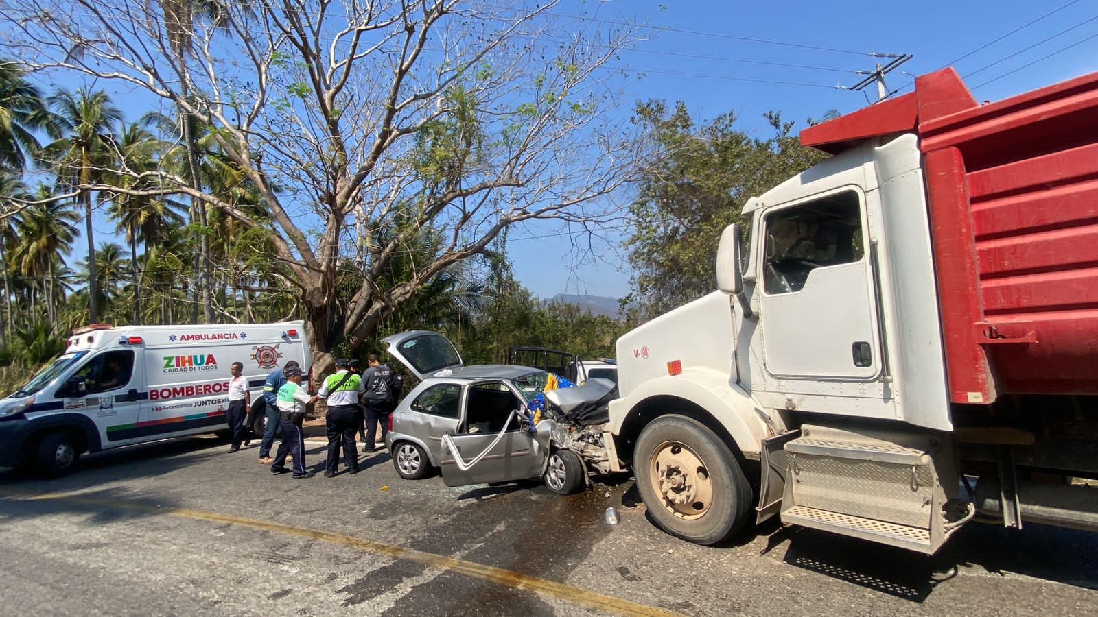 Cinco heridos por encontronazo vehicular en carretera de playa Larga