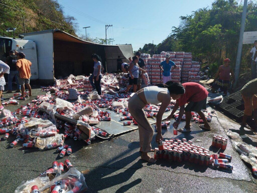 En Acapulco… Vuelca un camión y curiosos se llevan decenas de paquetes de cerveza en lata