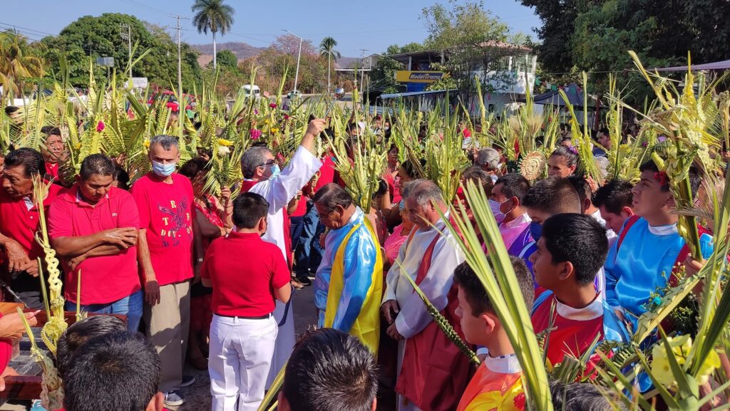 CELEBRAN CATOLICOS DE TECPAN EL TRADICIONAL DOMINGO DE RAMOS