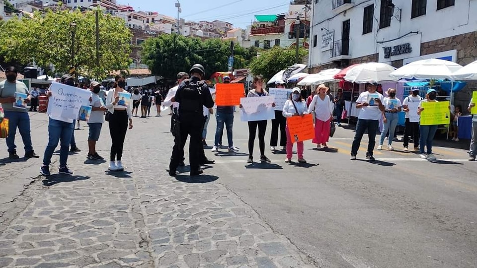Bloquean la México-Acapulco por un docente desaparecido, en Taxco