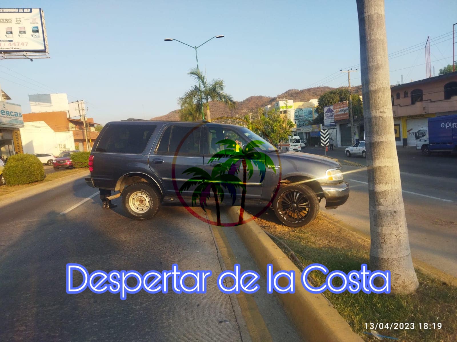 Conductor alcoholizado queda puenteado en el camellón de Paseo de Zihuatanejo