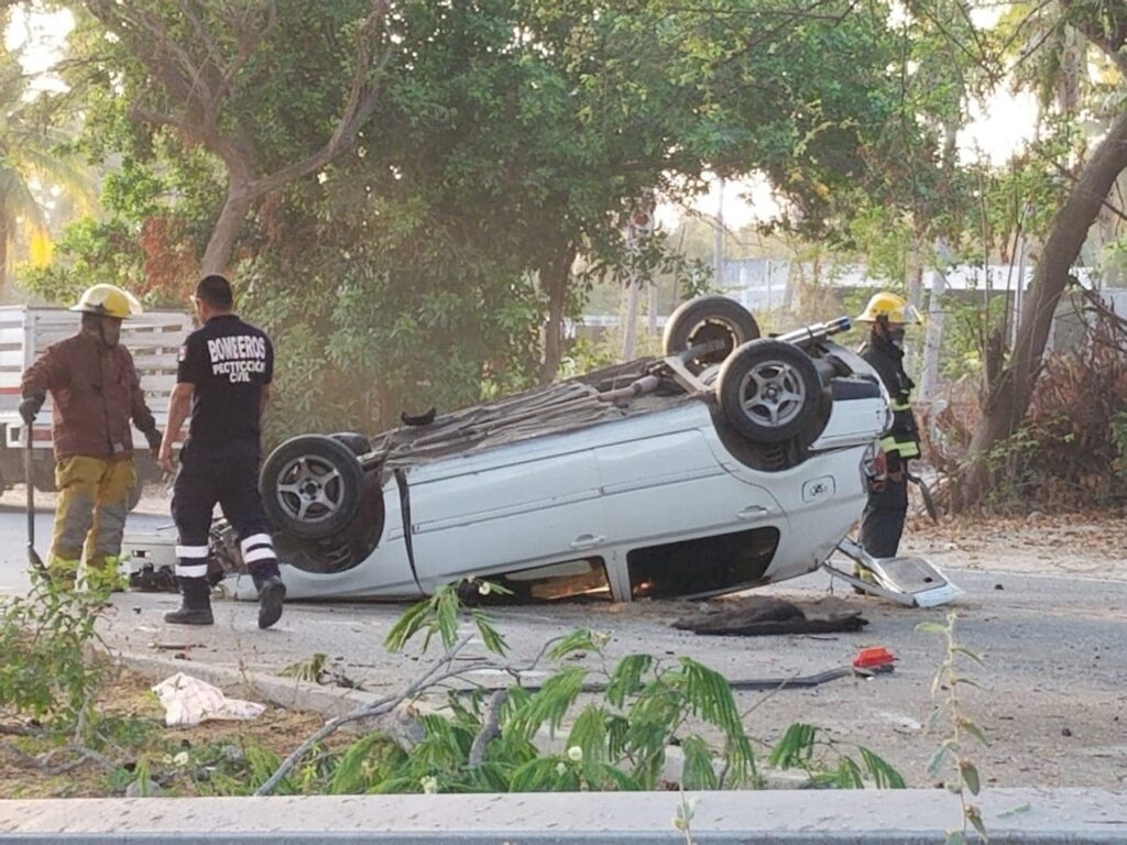 Volcó vehículo tras chocar con anuncio de la carretera Acapulco-Zihuatanejo