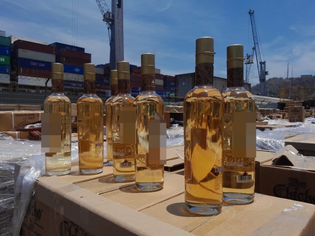 La Marina asegura 8 mil 640 kilogramos en botellas de tequila en el puerto de Manzanillo