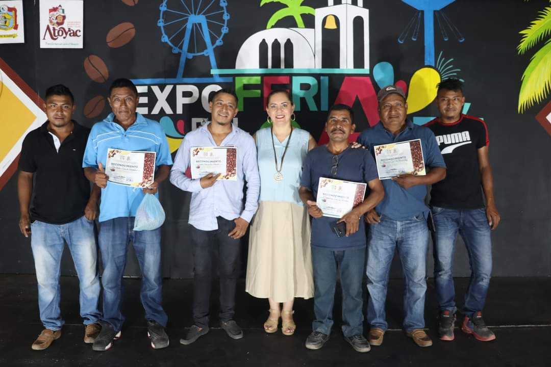 Premian a mejores productores de café en Atoyac
