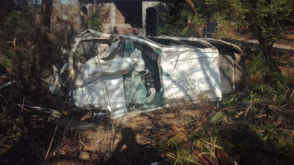 Camioneta se sale de la carretera en Tecpan