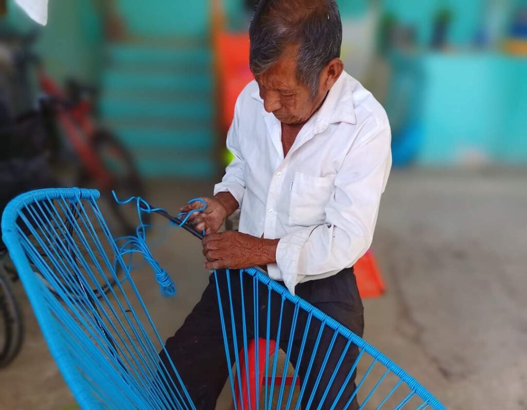 Adulto mayor teje sillones para ganarse la vida en Atoyac