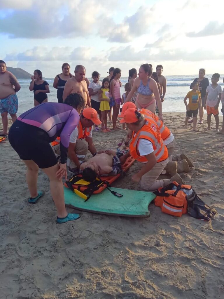 Rescatan a turista a punto de ahogarse en Cayaquitos