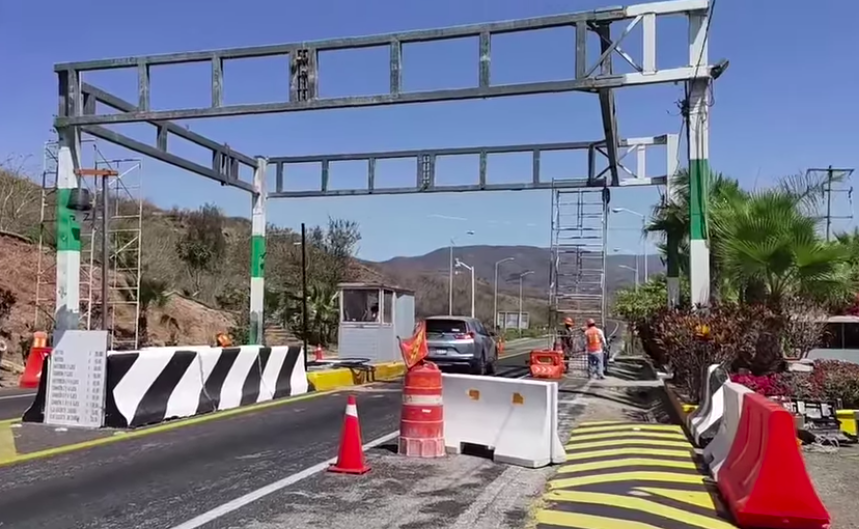 En Chilpancingo… Para pedir cooperación toman normalistas vieja caseta de peaje