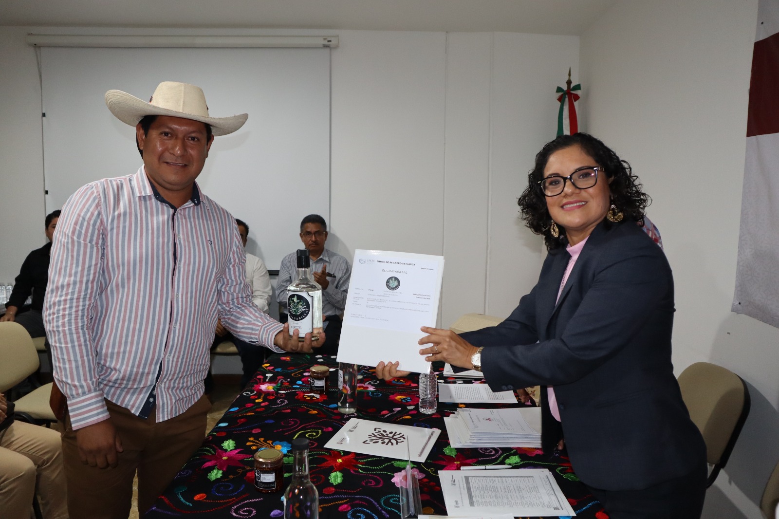 Entrega SEFODECO 16 títulos de registro de marcas a empresas