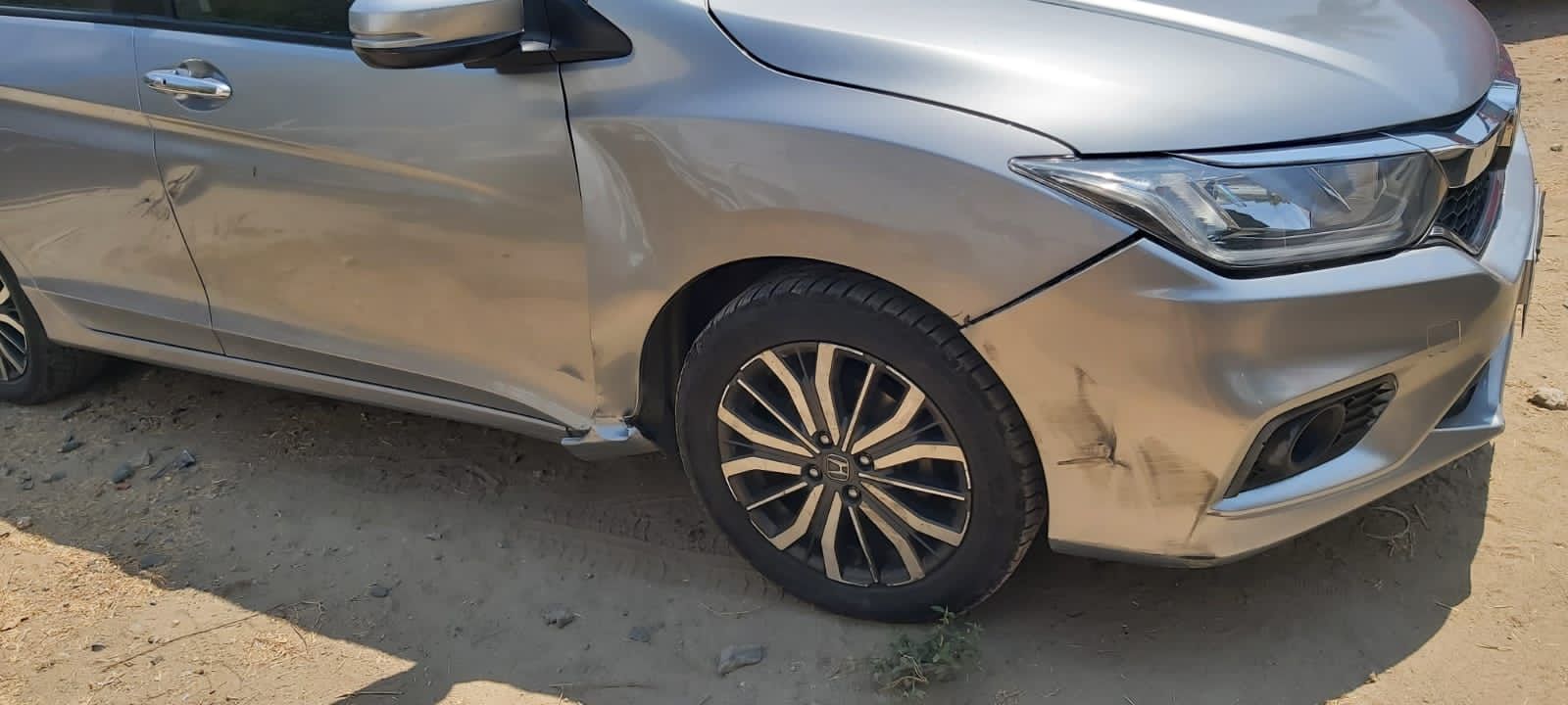 Se estampa un motociclista contra un auto en la Bicentenario