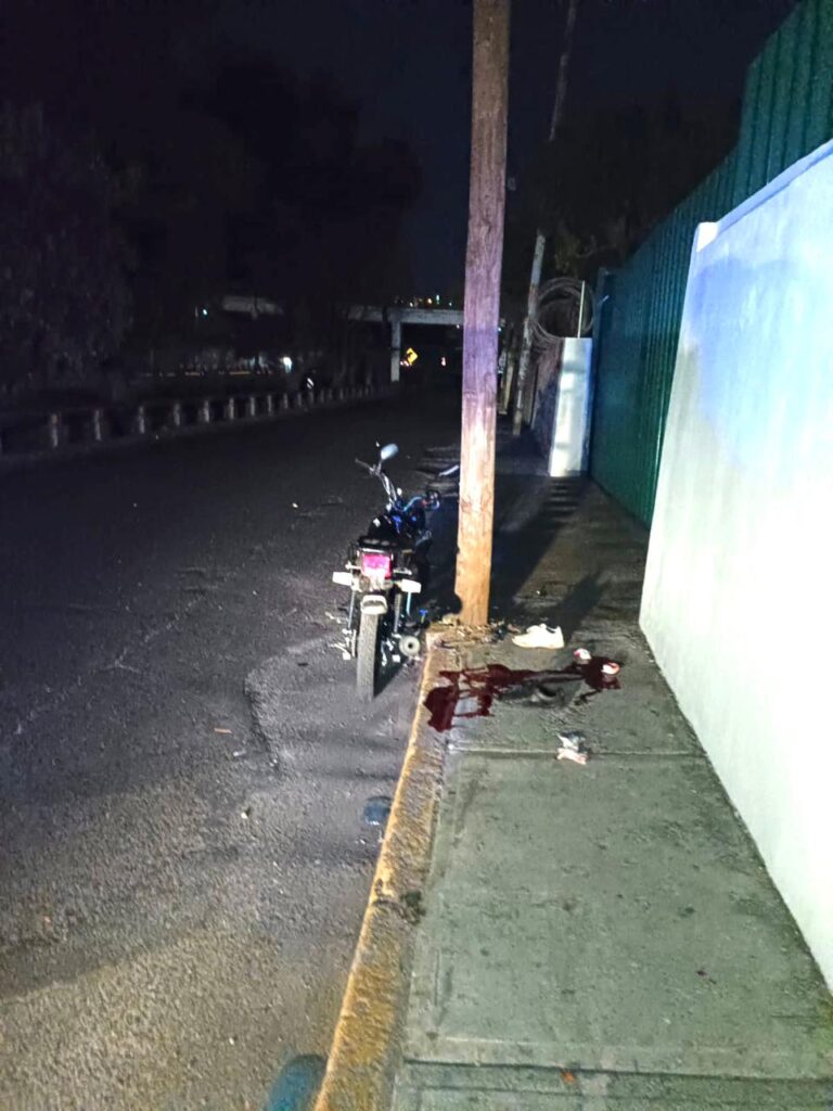 En el bulevar de Chilpancingo… Chocan 2 jóvenes en una moto contra un poste; uno murió
