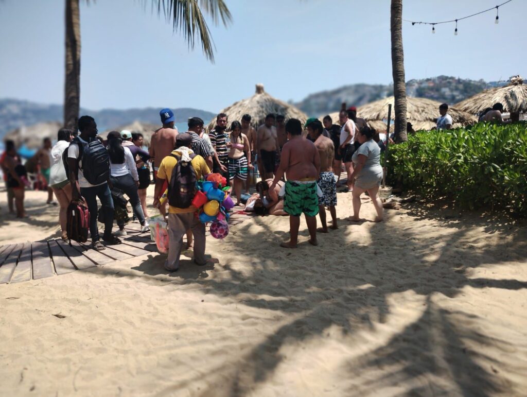 Hieren con un balazo en la cabeza a un hombre, en playa Dominguillo de Acapulco