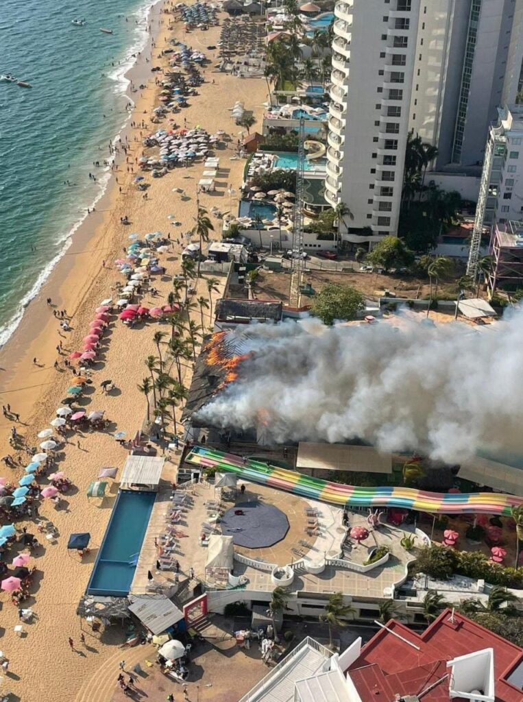 Incendio consume el restaurante del parque acuático El Rollo de Acapulco
