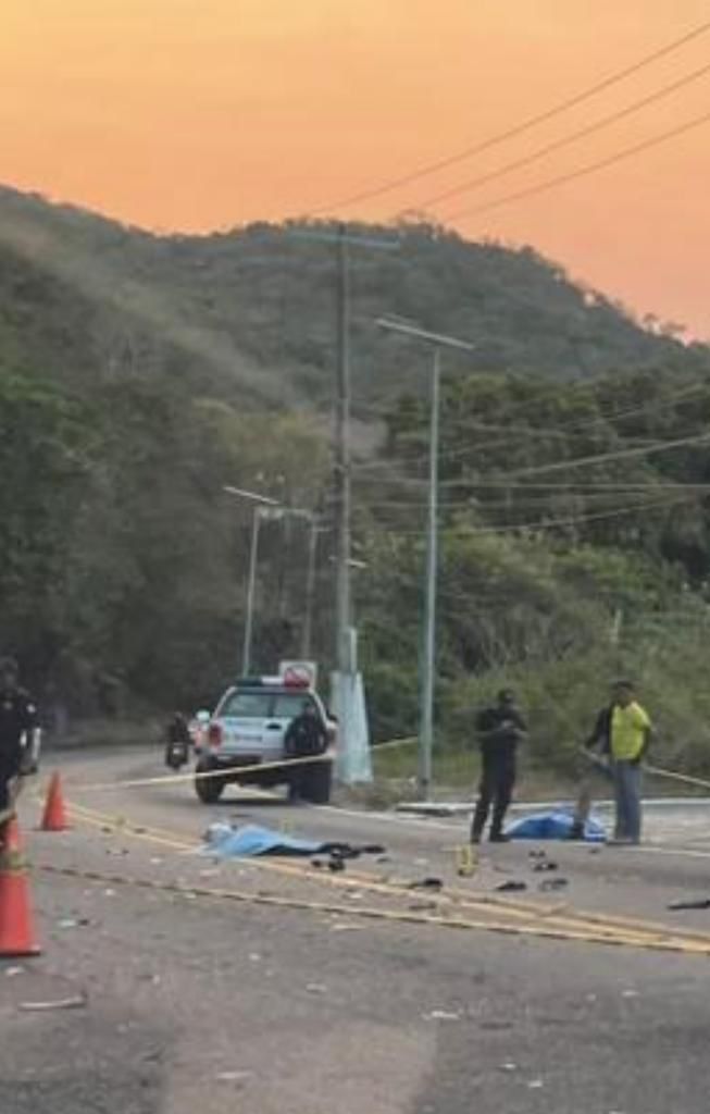 Motociclista muere al chocar contra un KIA en la Escénica, en Acapulco