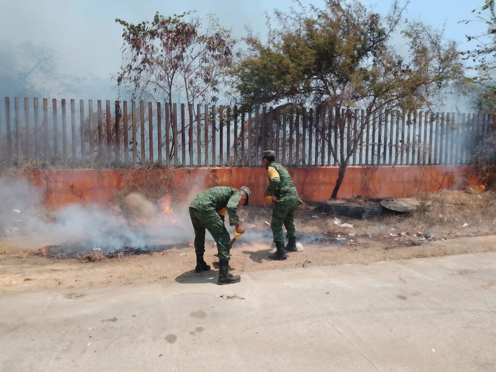 Combaten incendio en Zona Diamante con el Plan DN-III, en Acapulco