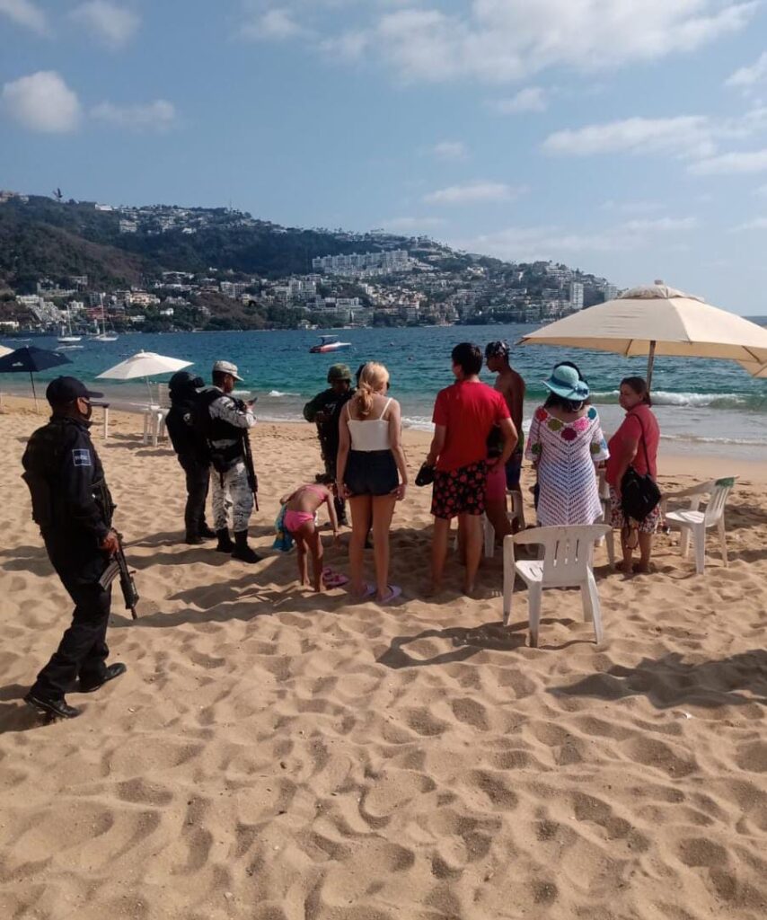 Atacan y hieren con un balazo a un vendedor en playa Icacos, en Acapulco
