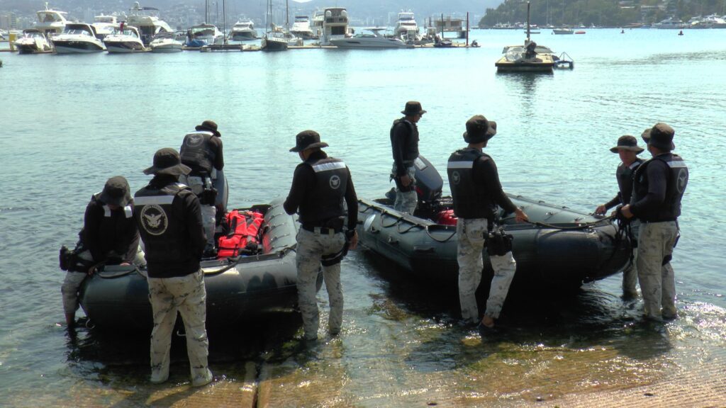 Como parte del reforzamiento de seguridad… Grupo de operaciones especiales dela GN patrulla la bahía de Acapulco