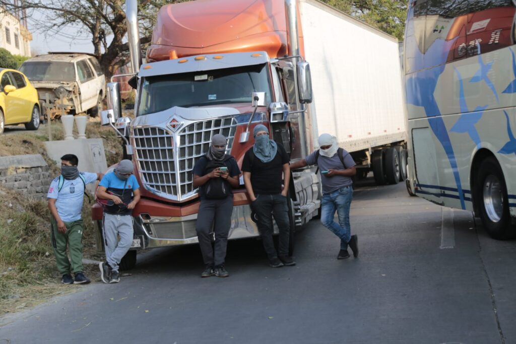 En Chilpancingo… Bloquean 2 horas normalistas de cuarto año de Ayotzinapa el bulevar Vicente Guerrero