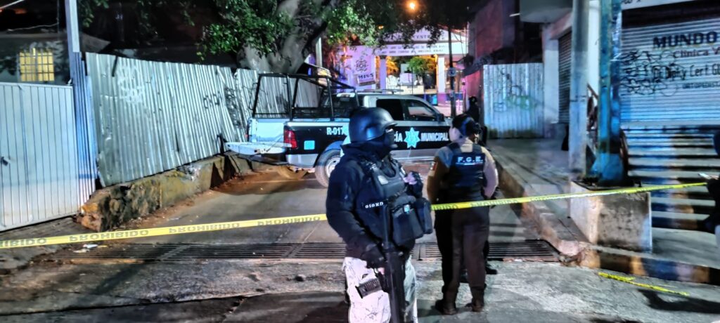 En Chilpancingo… Ejecutan a balazos a un joven frente a la entrada del panteón central