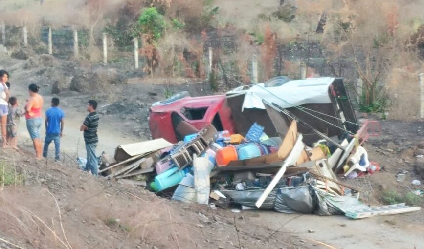 Un lesionado deja volcadura en Coyuca