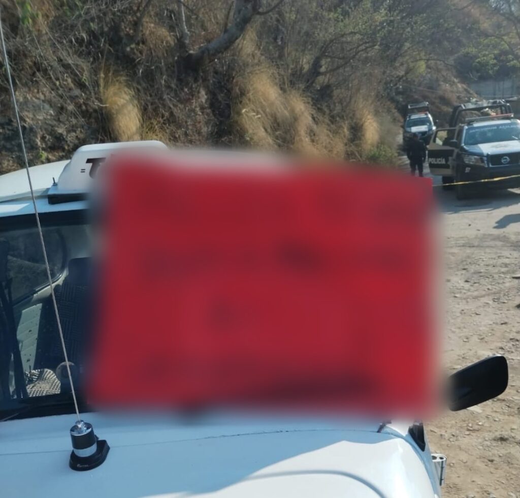 En Taxco… Ejecutan a un taxista en su unidad; le dejaron una cartulina con mensaje