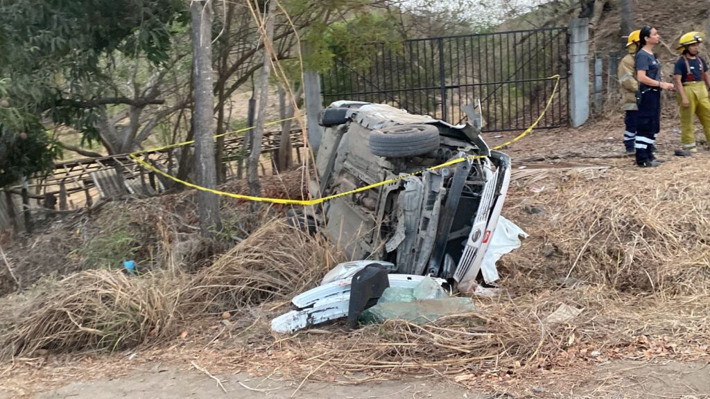 Un muerto y tres heridos por volcadura de un taxi en bulevar de Zihuatanejo