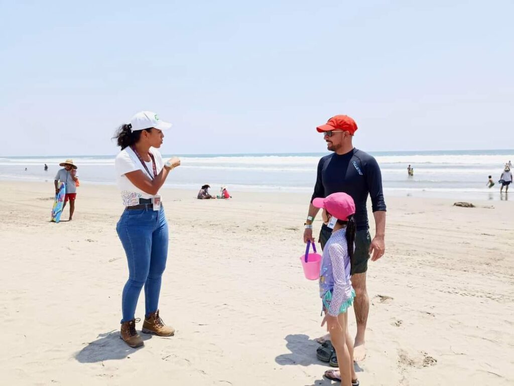 SECTUR Guerrero realiza recorridos para brindar información a los turistas que visitan las playas de Acapulco