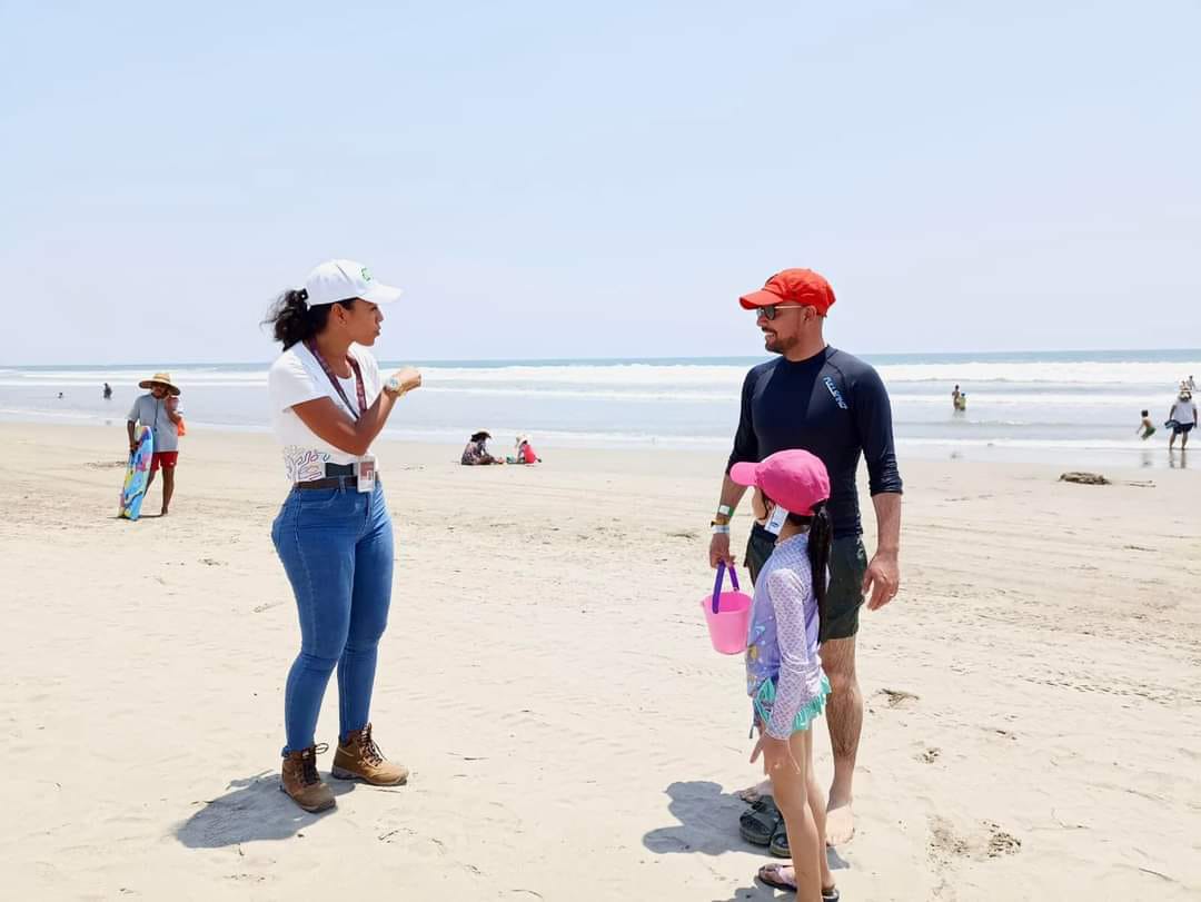 SECTUR Guerrero realiza recorridos para brindar información a los turistas que visitan las playas de Acapulco
