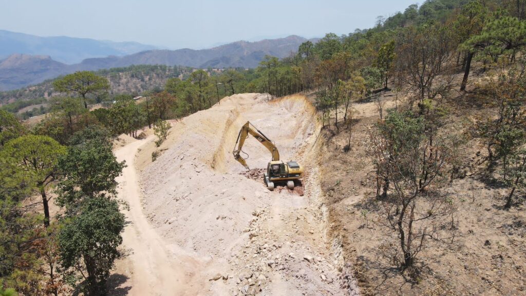 Inicia gobierno del estado pavimentación del camino (Atlixtac-Tlatauquitepec)-Huitzacotla-Tecocomulapa Linda Vista-San José-El Potrero