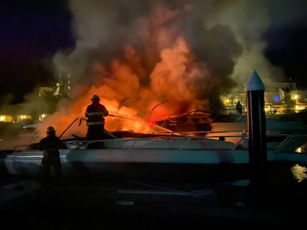 Se incendian dos yates en Marina Ixtapa