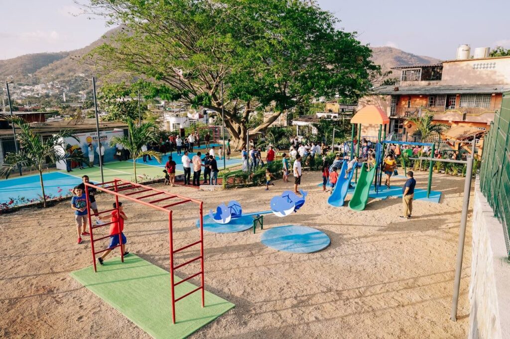 Presidente Jorge Sánchez Allec entrega parque recreativo a habitantes de la colonia Morelos