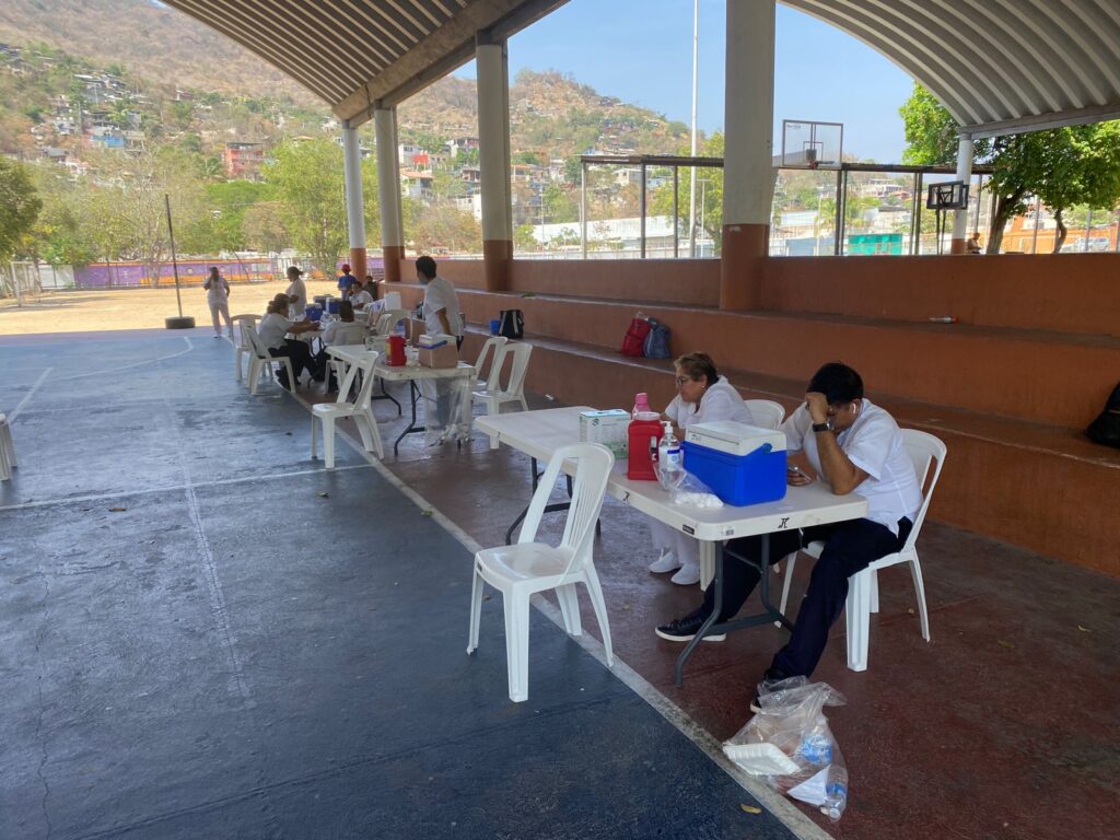 Con muy poca participación, primer día de vacunación contra Covid-19 en Zihuatanejo
