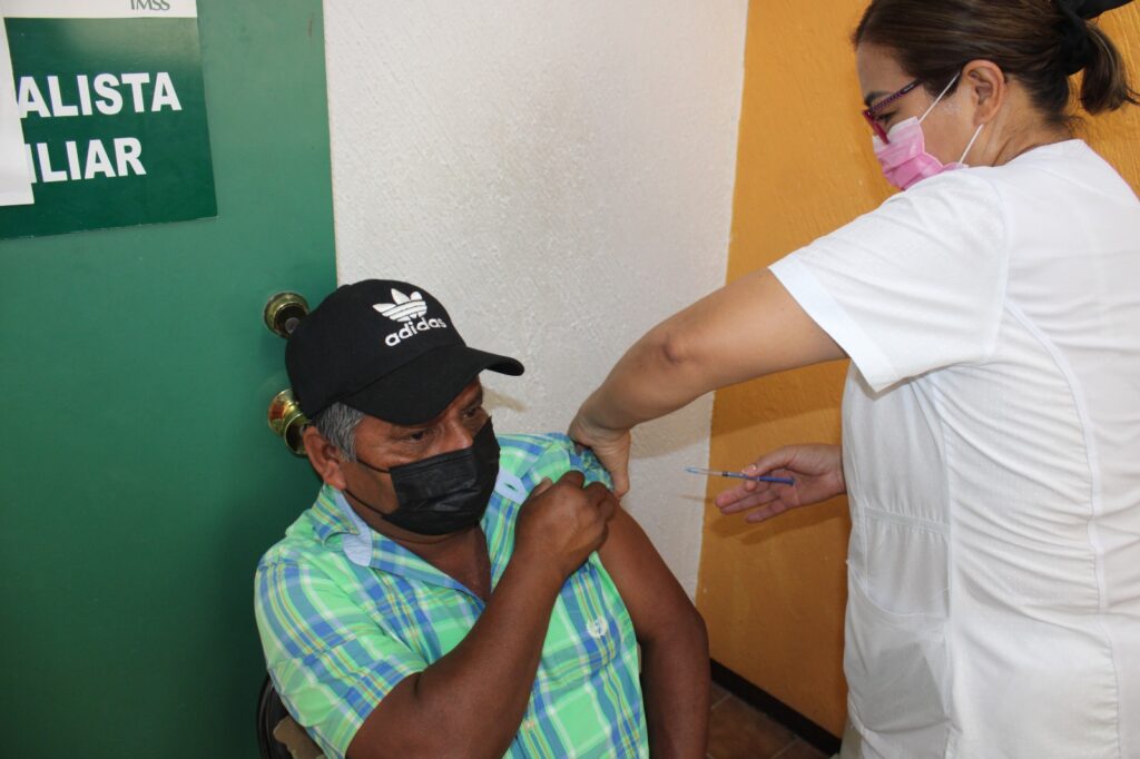 Participó IMSS Guerrero en vacunación contra la COVID-19 para mayores de 18 años