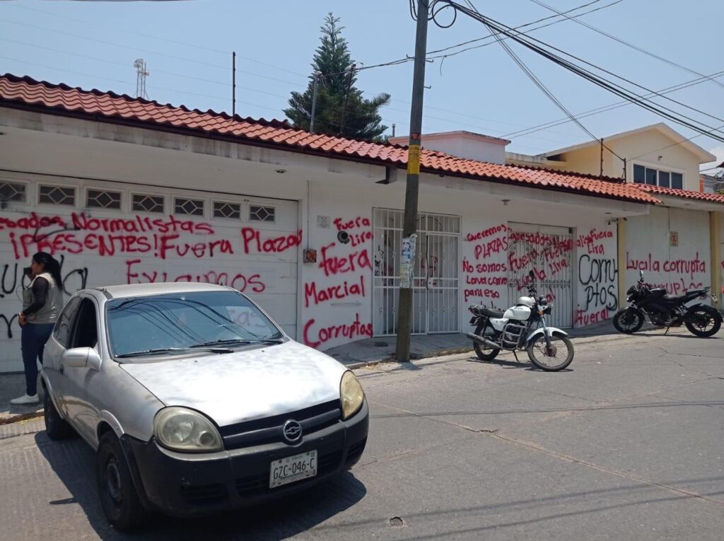 Egresados de normales exigen cien plazas a la SEG, en Chilpancingo