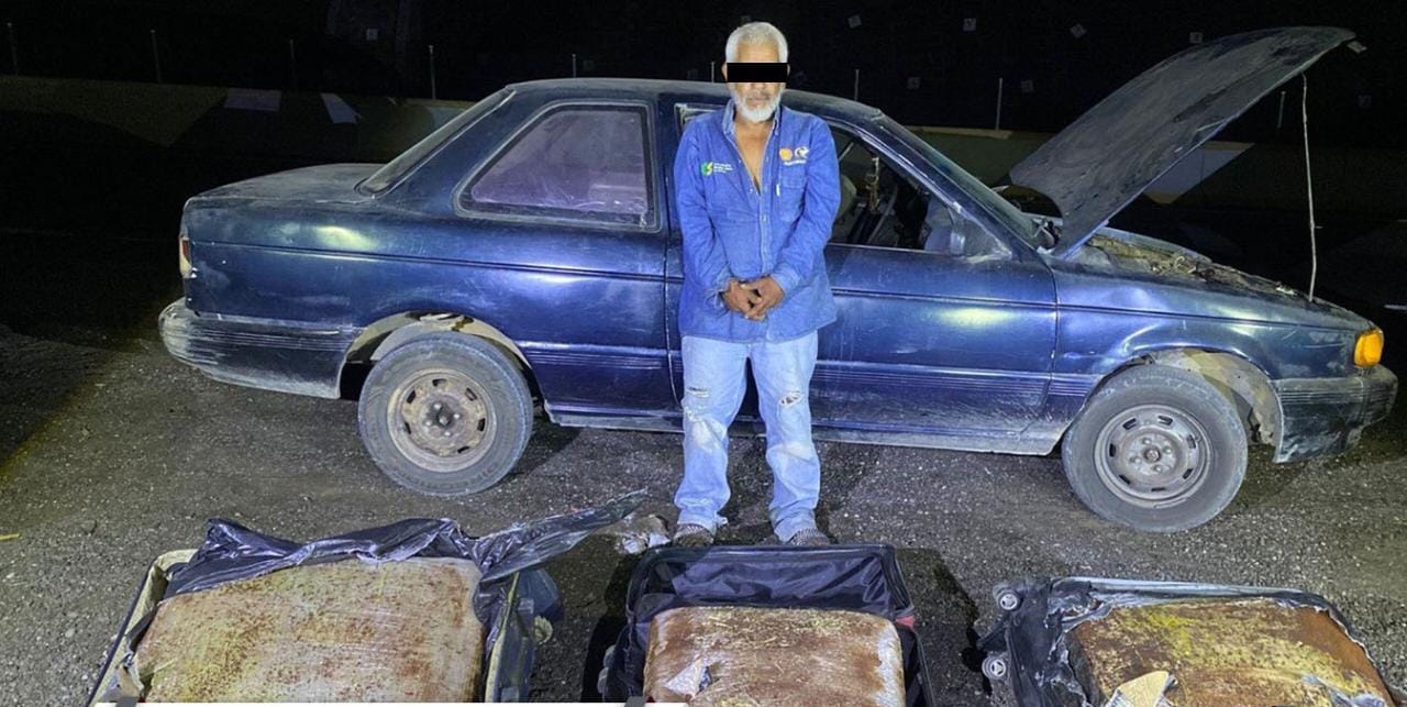 Asegura la policía estatal presunta droga en tramo carretero; hay una persona detenida