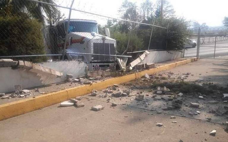 Tractocamión choca en caseta de Zinapécuaro, Michoacán