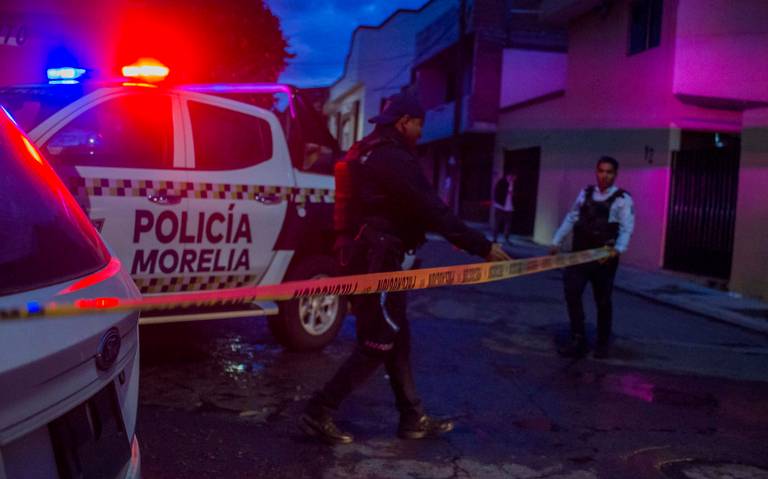 Atacan a balazos a joven en Morelia