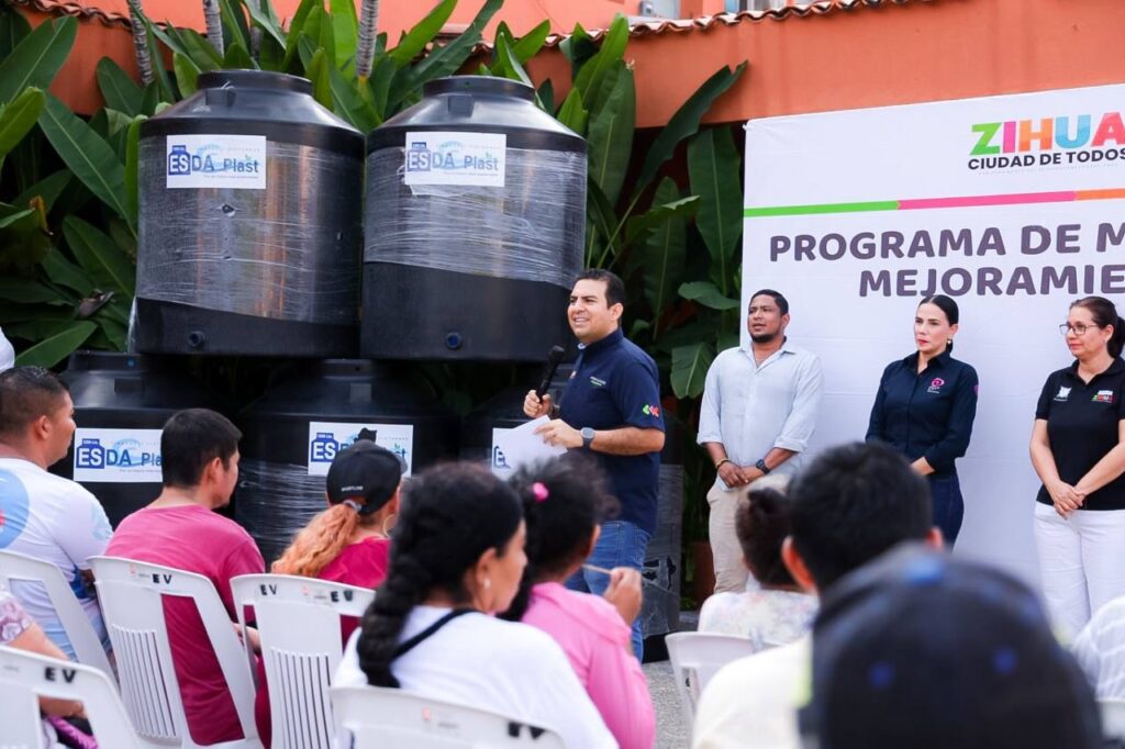 Jorge Sánchez Allec y Lizette Tapia entregan más apoyos para mejora de vivienda a familias
