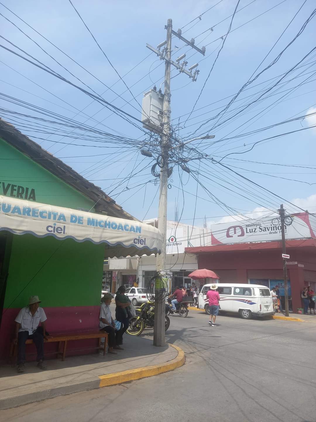 Revientan cables y dejan sin luz a colonia de Atoyac