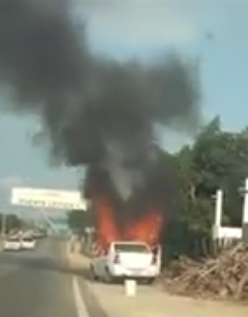Se incendia auto en Coyuca