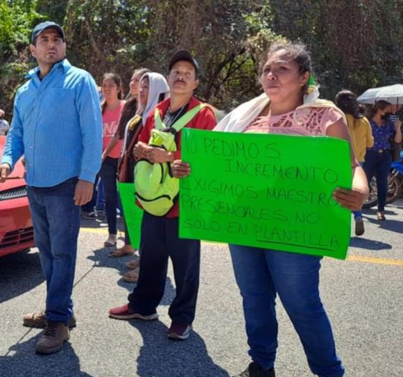 Sin clases, alumnos de primaria en escuela de Atoyac