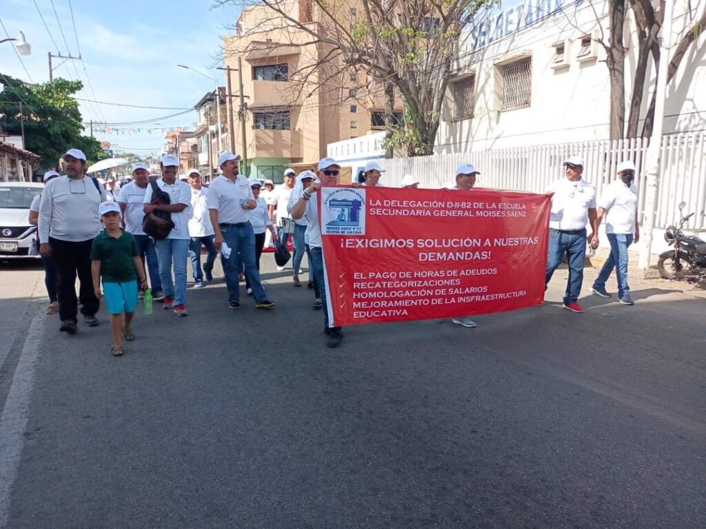 Marchan en Tecpan SNTE y sindicato de telefonistas